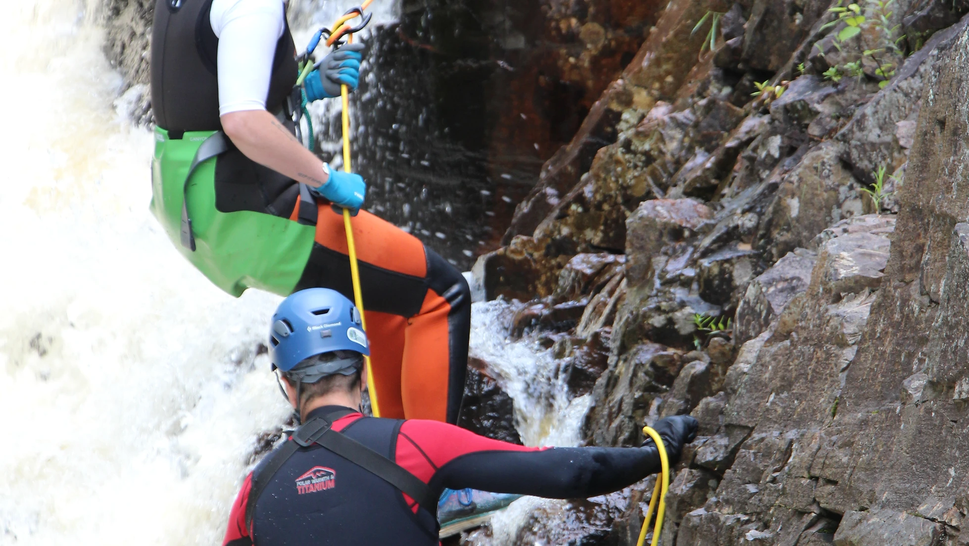 Sortez des sentiers… suivez la cascade le temps du canyoning!